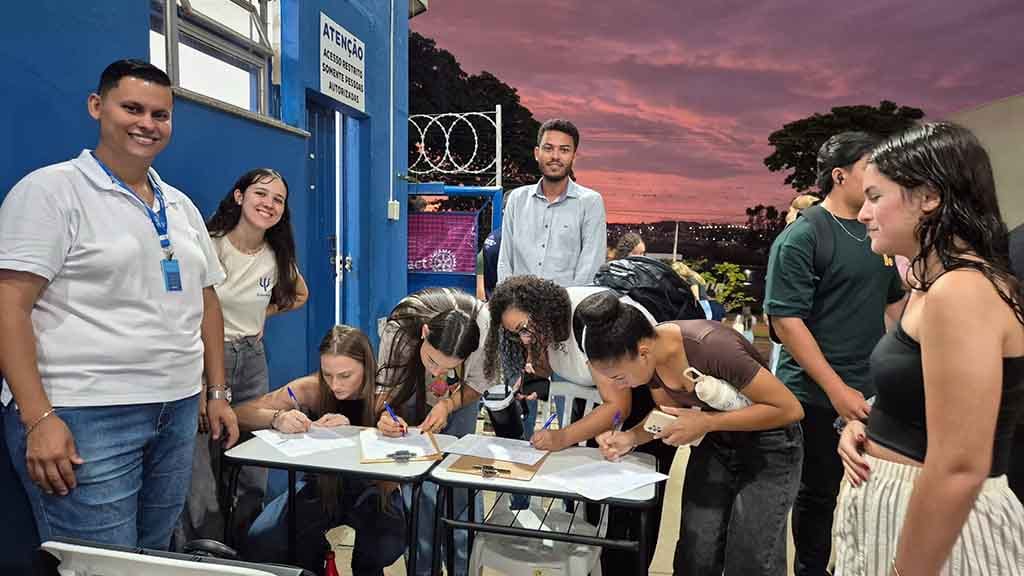 Acadêmicos da Fatec Ivaiporã assinam abaixo-assinado organizado pelo Rotaract Universitário em apoio à implantação de tratamento oncológico no município
