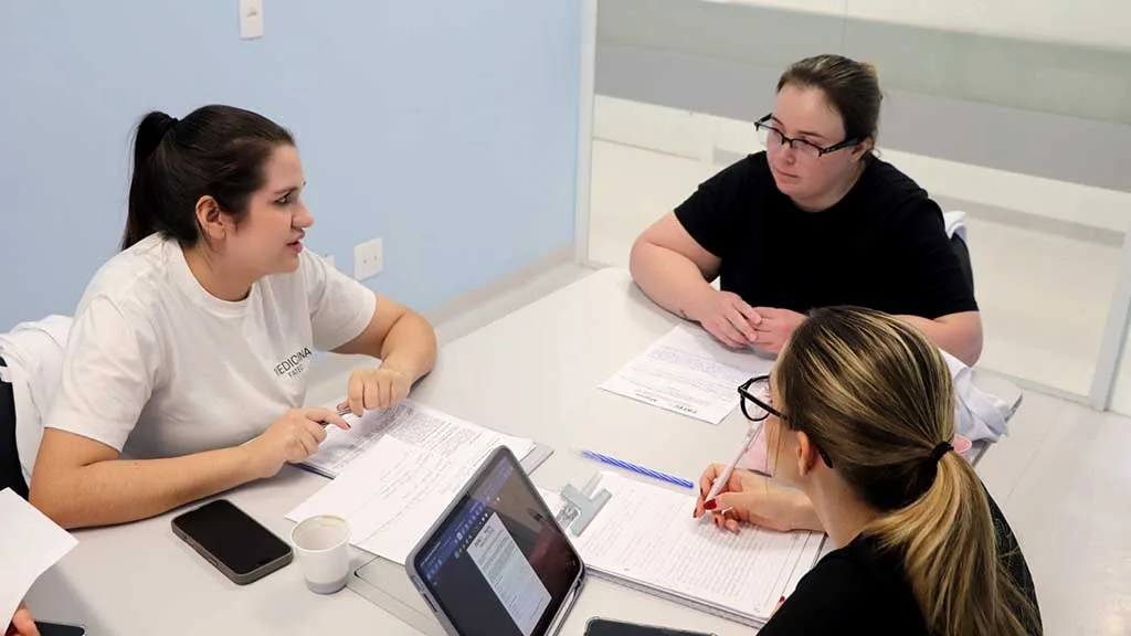 Acadêmicos de Medicina da Fatec Ivaiporã ampliam aprendizado prático na rede pública de saúde, com acompanhamento de médicos e profissionais do SUS