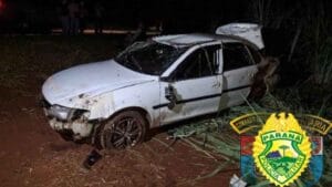 GM Vectra branco capotado na PR-545 em Londrina,