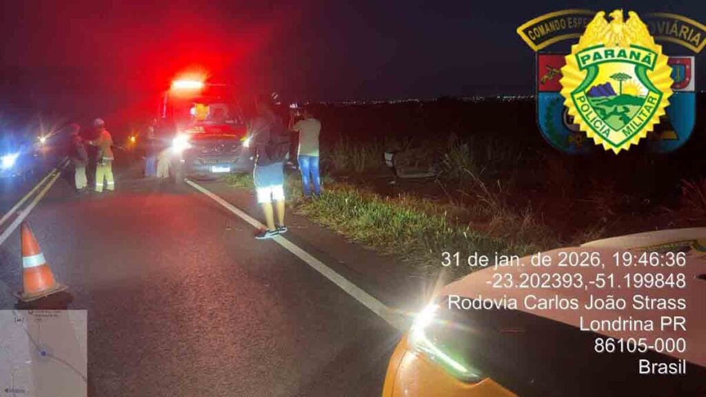 GM Vectra branco capotado na PR-545 em Londrina, com equipes atendendo o local