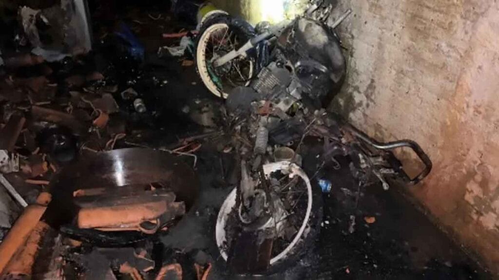 Incêndio em residência de Jandaia do Sul com motocicleta destruída pelo fogo