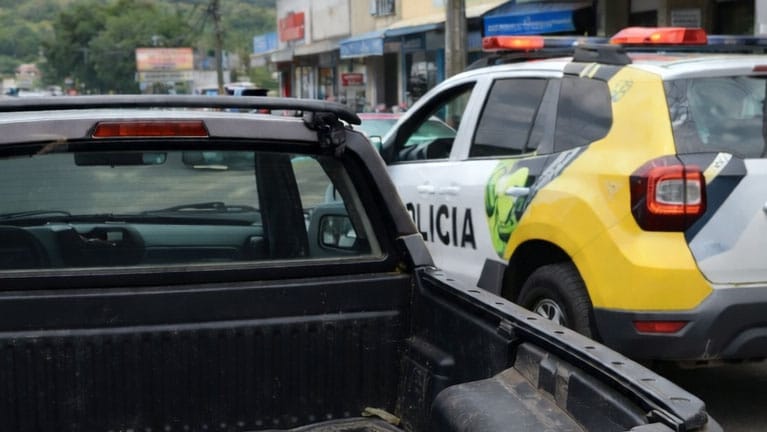 Polícia aborda Fiat Strada com crianças na carroceria em Grandes Rios