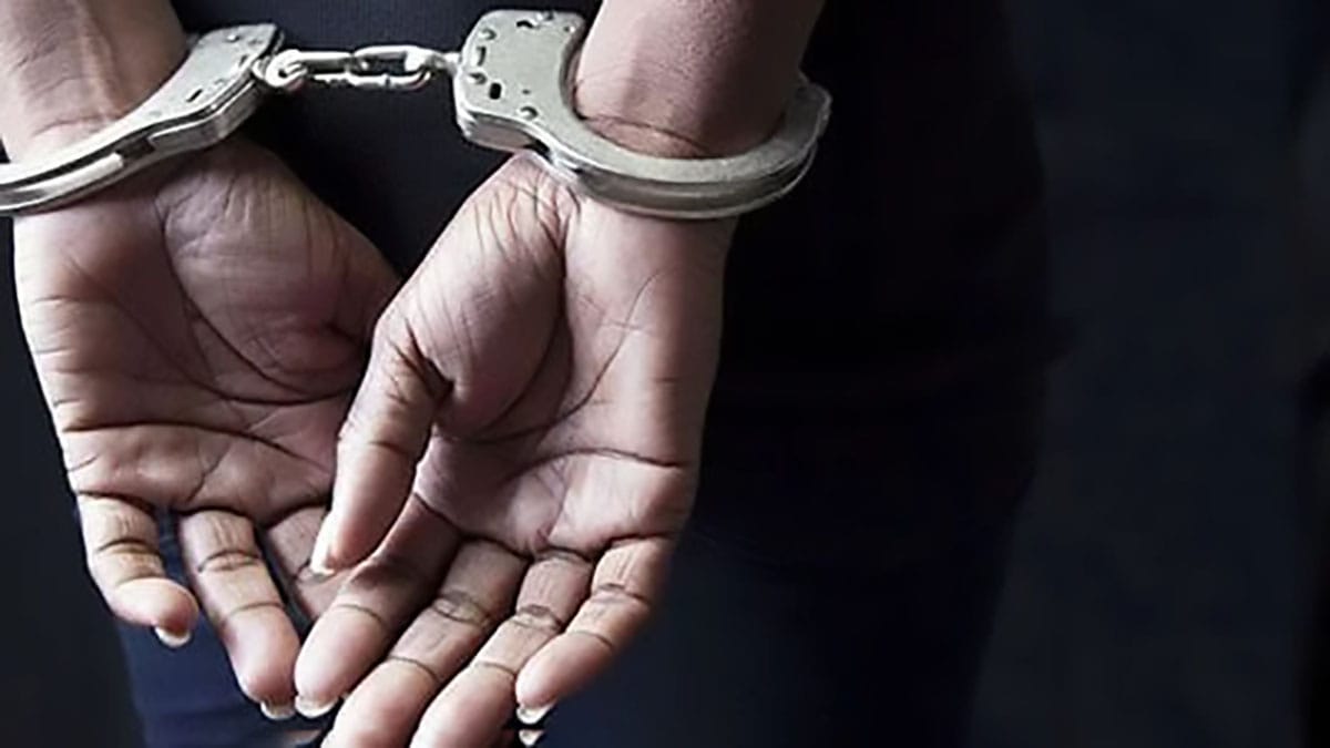 Mulher com tornozeleira foi presa pela Rotam em ocorrência de tráfico de drogas em Ivaiporã