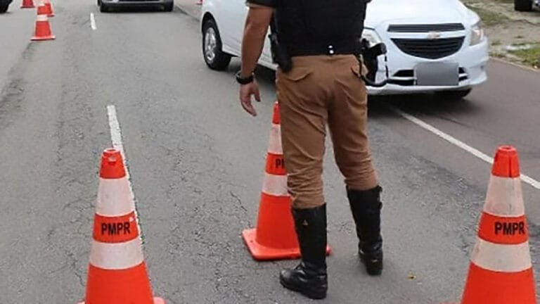 Polícia Militar durante operação de trânsito em Faxinal