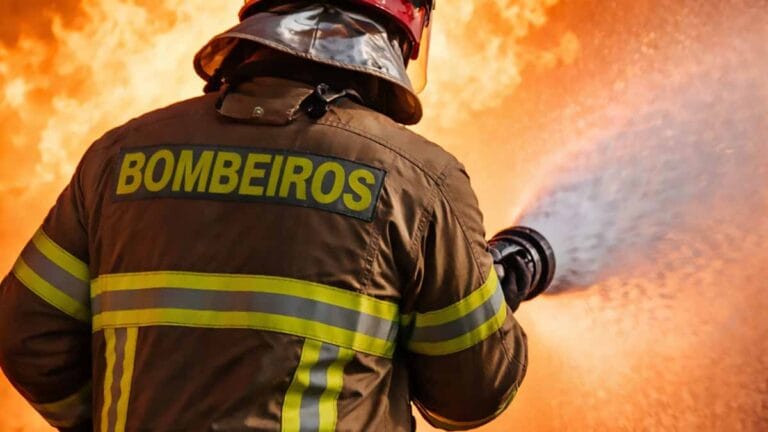 Bombeiro de costas combate incêndio usando uniforme completo e mangueira
