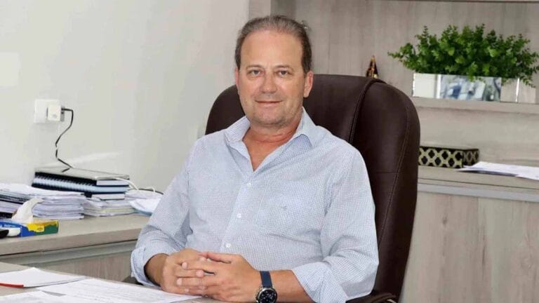 Carlos Gil diz que seguirá na Prefeitura e apoiará aliados nas eleições de 2026