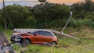 ex-marido ataca carro da ex com caminhonete no Paraná