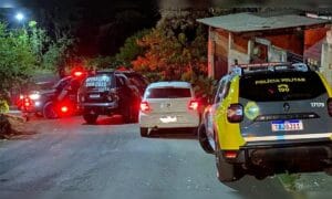 Equipes da PM em rua do Jardim América após confronto em Apucarana