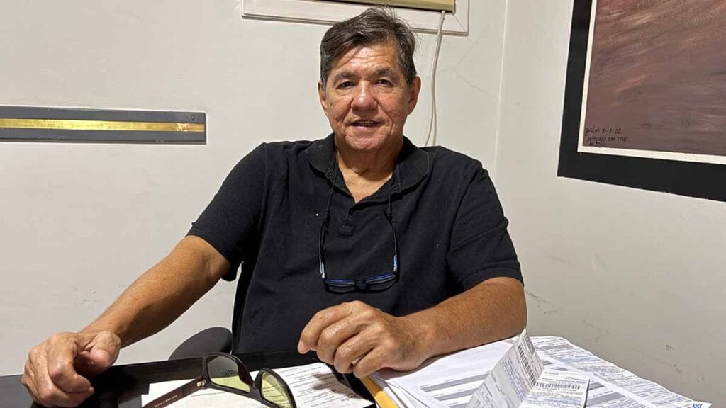 Advogado de Ivaiporã sorri sentado, simbolizando superação após transplante de fígado pelo SUS