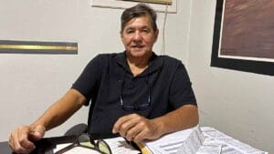 Advogado de Ivaiporã sorri sentado, simbolizando superação após transplante de fígado pelo SUS