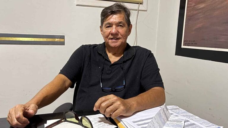 Advogado de Ivaiporã sorri sentado, simbolizando superação após transplante de fígado pelo SUS