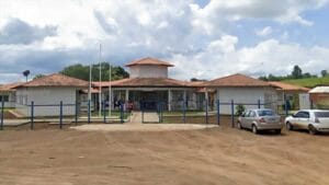 Escola onde trave de futebol caiu e causou acidente em Marquinho