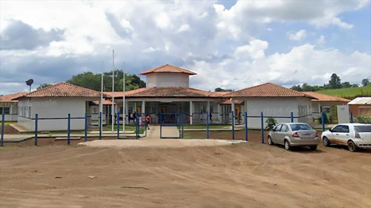 Escola onde trave de futebol caiu e causou acidente em Marquinho