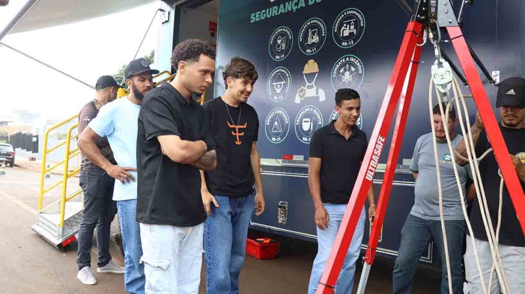 Participantes do curso NR-35 em Ivaiporã realizando atividades de treinamento em altura.