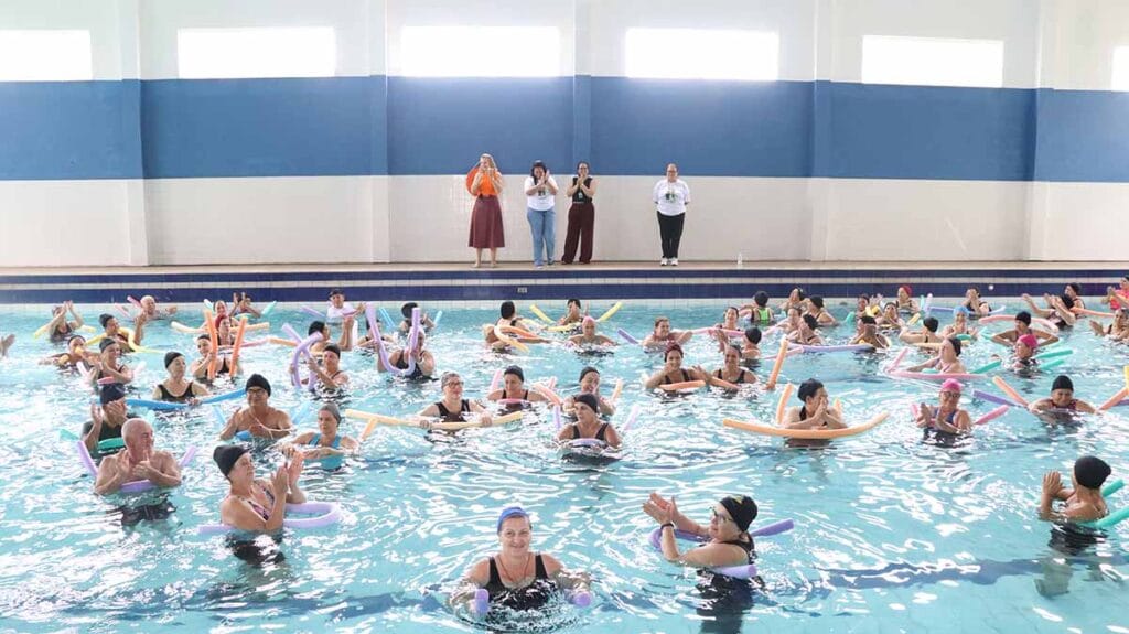 Idosos participam de aula de hidroginástica no Centro da Juventude de Ivaiporã