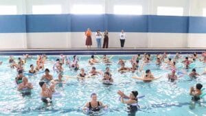 Idosos participam de aula de hidroginástica no Centro da Juventude de Ivaiporã