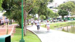 Idosos participam de caminhada orientada promovida pela Prefeitura de Ivaiporã após o período de férias