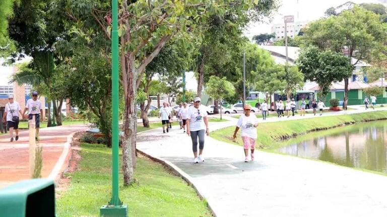 Idosos participam de caminhada orientada promovida pela Prefeitura de Ivaiporã após o período de férias