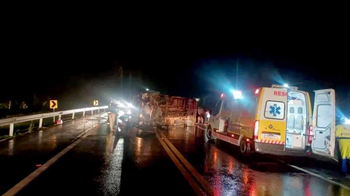 Micro-ônibus tombado na BR-277 durante atendimento das equipes de resgate em Irati.