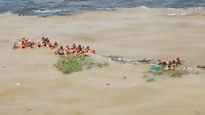 Equipes de resgate atuam após naufrágio em Manaus