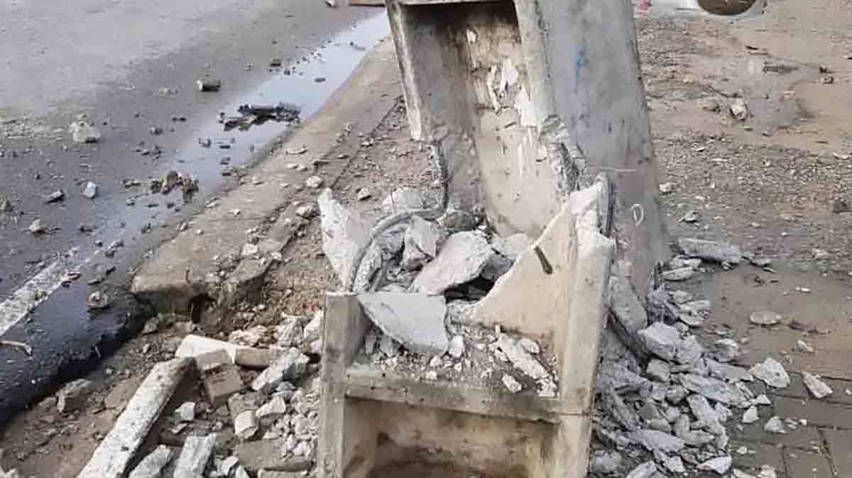 Poste de energia danificado após colisão de carro no Centro de Ivaiporã