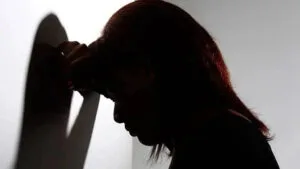 Imagem representa mulher abaldada com a situação de violência doméstica