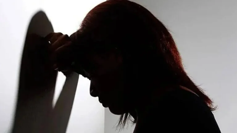 Imagem representa mulher abaldada com a situação de violência doméstica em ivaiporã