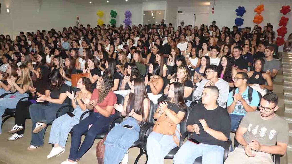 Auditório da Fatec Ivaiporã lotado com estudantes na abertura do ano letivo de 2026