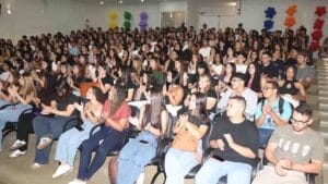 Auditório da Fatec Ivaiporã lotado com estudantes na abertura do ano letivo de 2026
