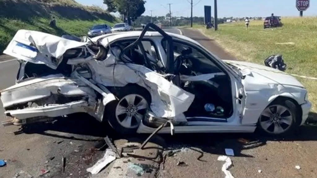 Acidente na BR-369 envolvendo BMW e VW Gol que deixou duas mortes em 2020 no Paraná.