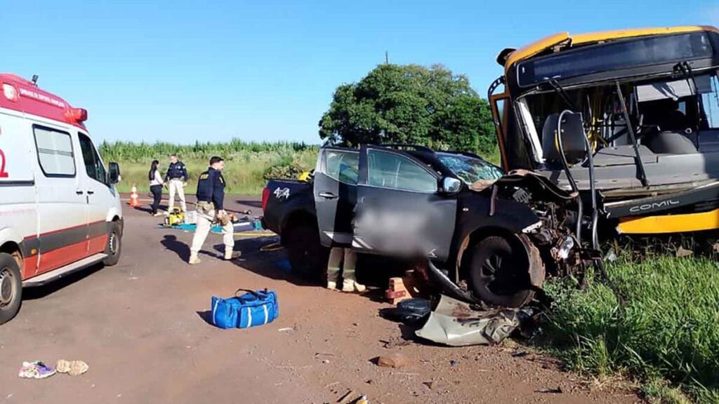 Acidente entre ônibus e caminhonete na BR-272 em Campo Mourão mobiliza equipes de resgate