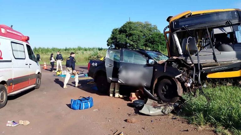 Acidente entre ônibus e caminhonete na BR-272 em Campo Mourão mobiliza equipes de resgate