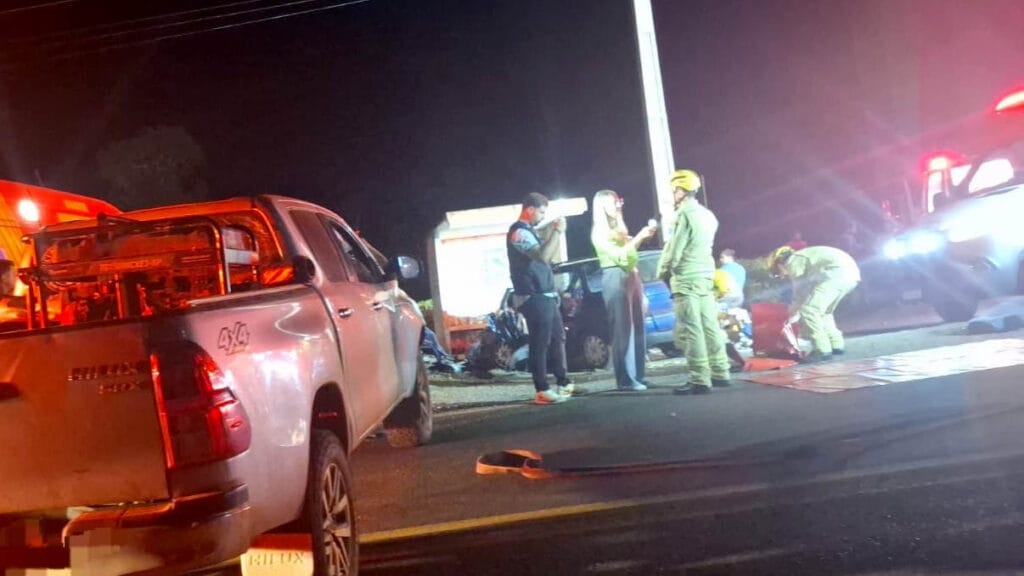 olícia Rodoviária Estadual atendendo acidente na PR-082 em Lunardelli