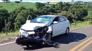 Acidente na PR-848 envolvendo HB20 e motocicleta em Ariranha do Ivaí.