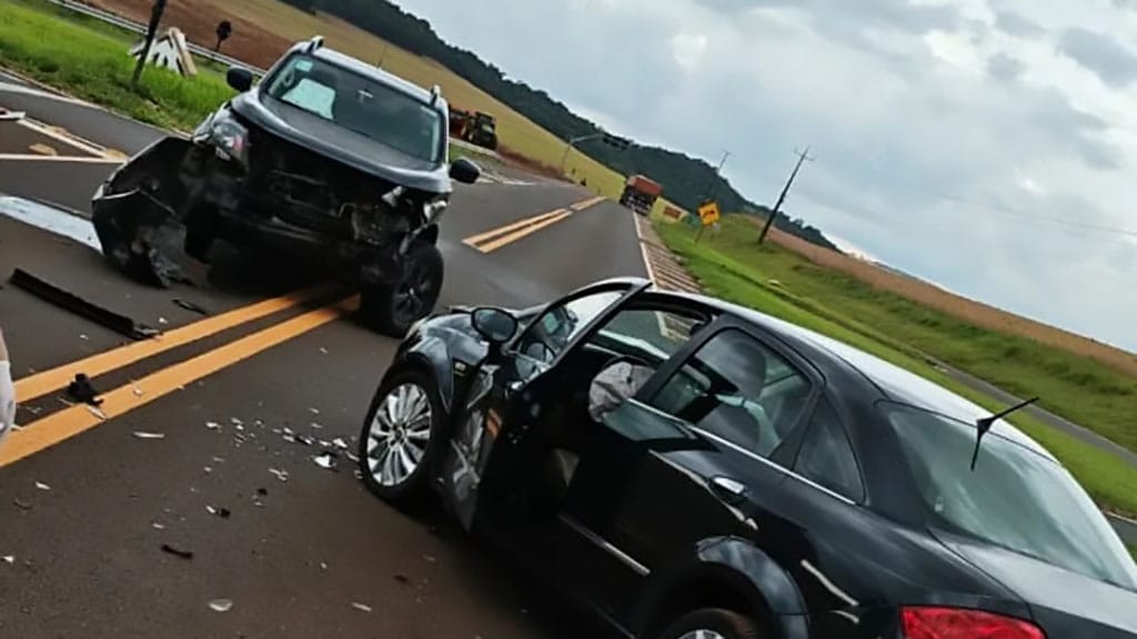 Colisão frontal entre Nissan Frontier e Fiat Linea na PR-170, em Borrazópolis.
