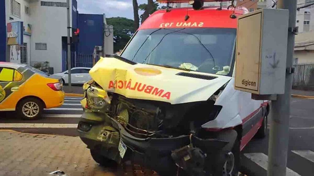 Ambulância do Samu e carro envolvidos em acidente no centro de Apucarana