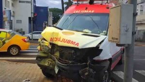 Ambulância do Samu e carro envolvidos em acidente no centro de Apucarana