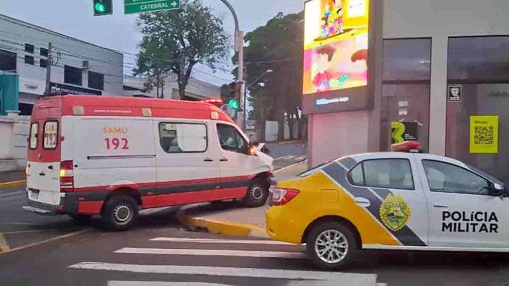 Ambulância do Samu e carro envolvidos em acidente no centro de Apucarana