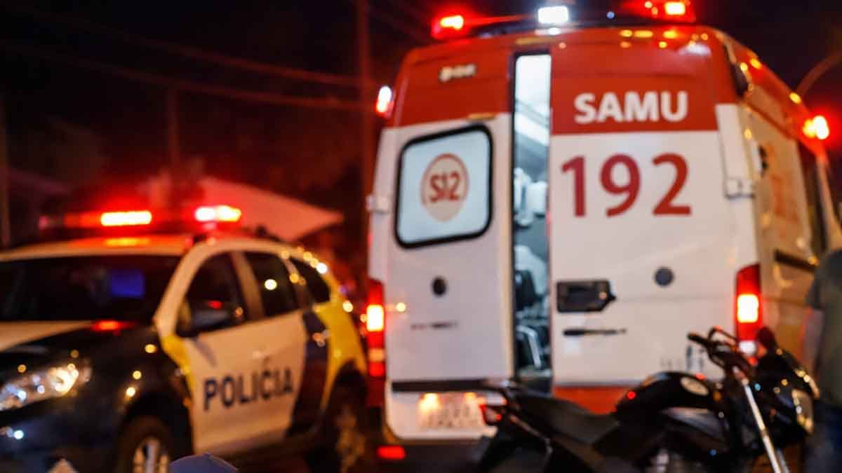 Viatura da Polícia Militar e Samu atendendo ocorrência de agressão