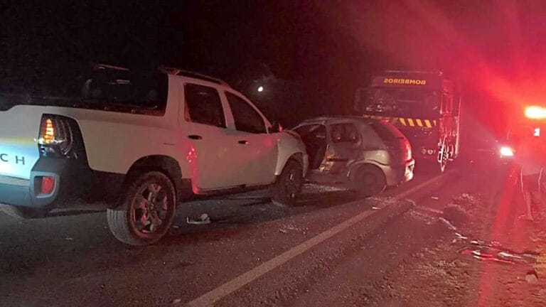 : Atendimento de equipes de resgate em acidente com três carros na PR-082, em Lunardelli.
