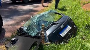 Carro destruído após colisão com ônibus na PR-239 em Nova Aurora. Imgem de Nossa ssenhora ficou praticamente intacta