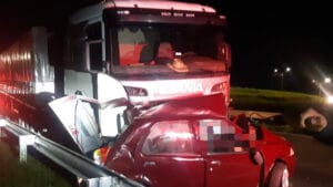 Acidente envolvendo carro e dois caminhões terminou com morte na BR-376, em Ponta Grossa.