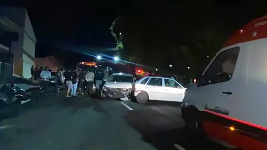 Viatura do Samu durante atendimento a acidente com gestante ferida em Apucarana