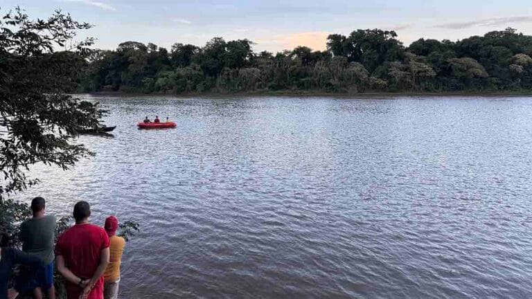 Bombeiros realizam buscas no Rio Ivaí após desaparecimento de homem