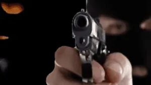 Criminosos invadiram a casa, fizeram família refém, agrediram um morador e fugiram