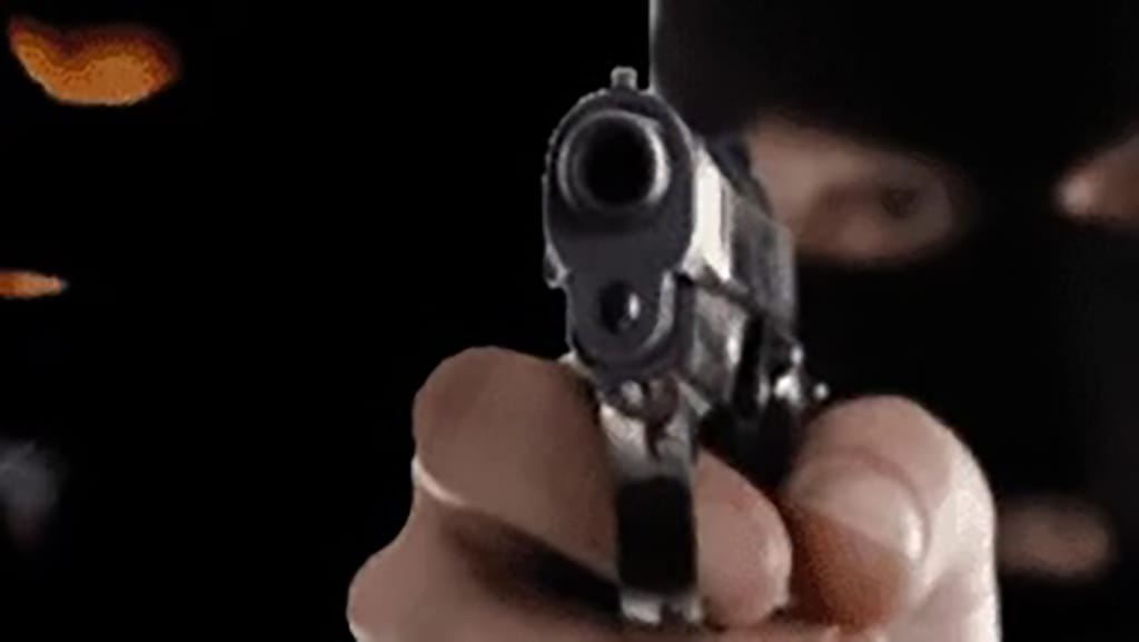 Criminosos invadiram a casa, fizeram família refém, agrediram um morador e fugiram