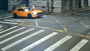 Mustang foi parado após abordagem da Guarda Municipal com vítima que estava sobre o capô