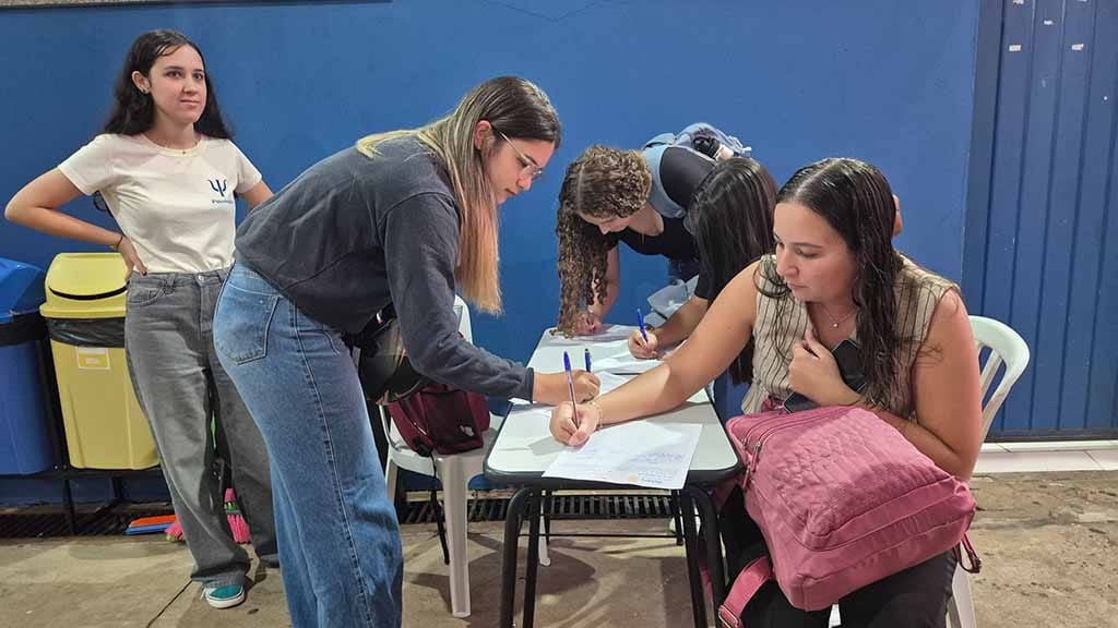Acadêmicos da Fatec Ivaiporã assinam abaixo-assinado organizado pelo Rotaract Universitário em apoio à implantação de tratamento oncológico no município