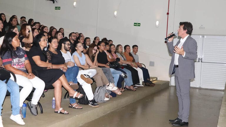 Psicólogo Marco Pimenta ministra aula magna para acadêmicos de Pedagogia da Fatec Ivaiporã