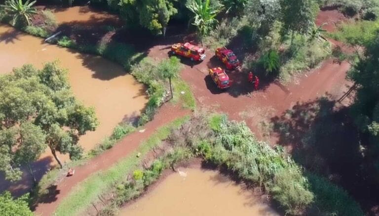 Equipes de resgate durante buscas em represa em Engenheiro Beltrão